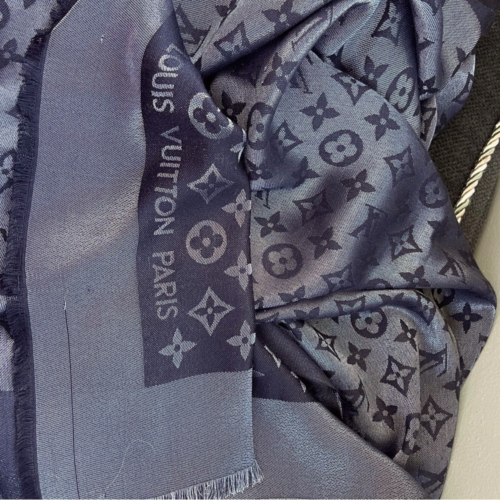 Louis Vuitton oversized silk and wool shawl Black/Silver metallic - Picture 2 of 2